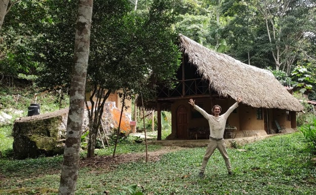 Carlos, en una de las cabañas donde vivió en su viaje a la selva peruana.