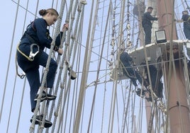 La Princesa de Asturias sube al mástil del Juan Sebastián del Elcano en su segundo día a bordo del buque en Cádiz