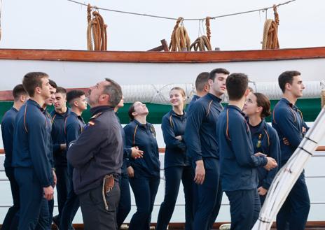 Imagen secundaria 1 - La Princesa de Asturias ha paseado con sus compañeros por los aledaños del muelle de Cádiz y la plaza de San Juan de Dios