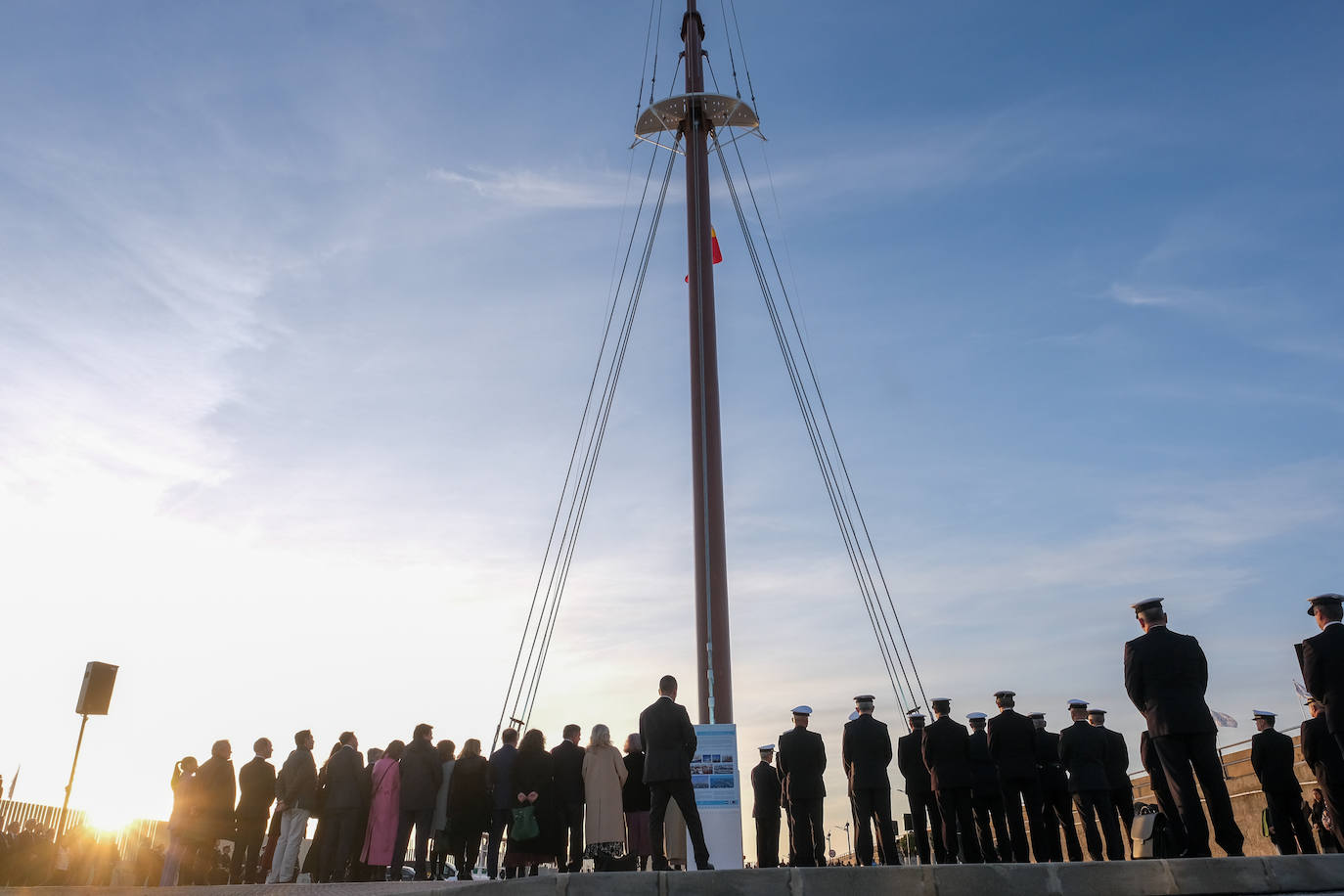 FOTOS: El antiguo palo mesana del &#039;Juan Sebastián de Elcano&#039; ya luce en la Punta San Felipe en Cádiz