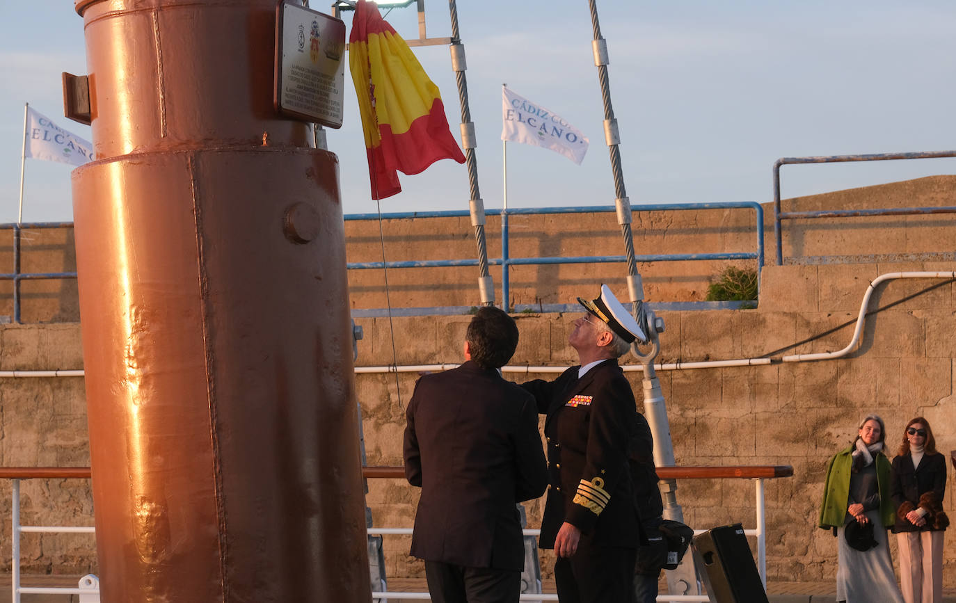 FOTOS: El antiguo palo mesana del &#039;Juan Sebastián de Elcano&#039; ya luce en la Punta San Felipe en Cádiz