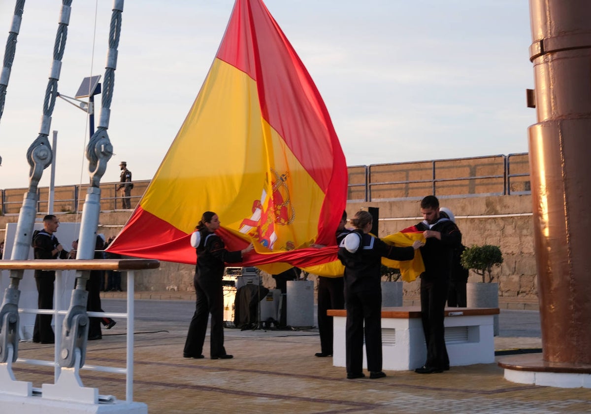 FOTOS: El antiguo palo mesana del &#039;Juan Sebastián de Elcano&#039; ya luce en la Punta San Felipe en Cádiz