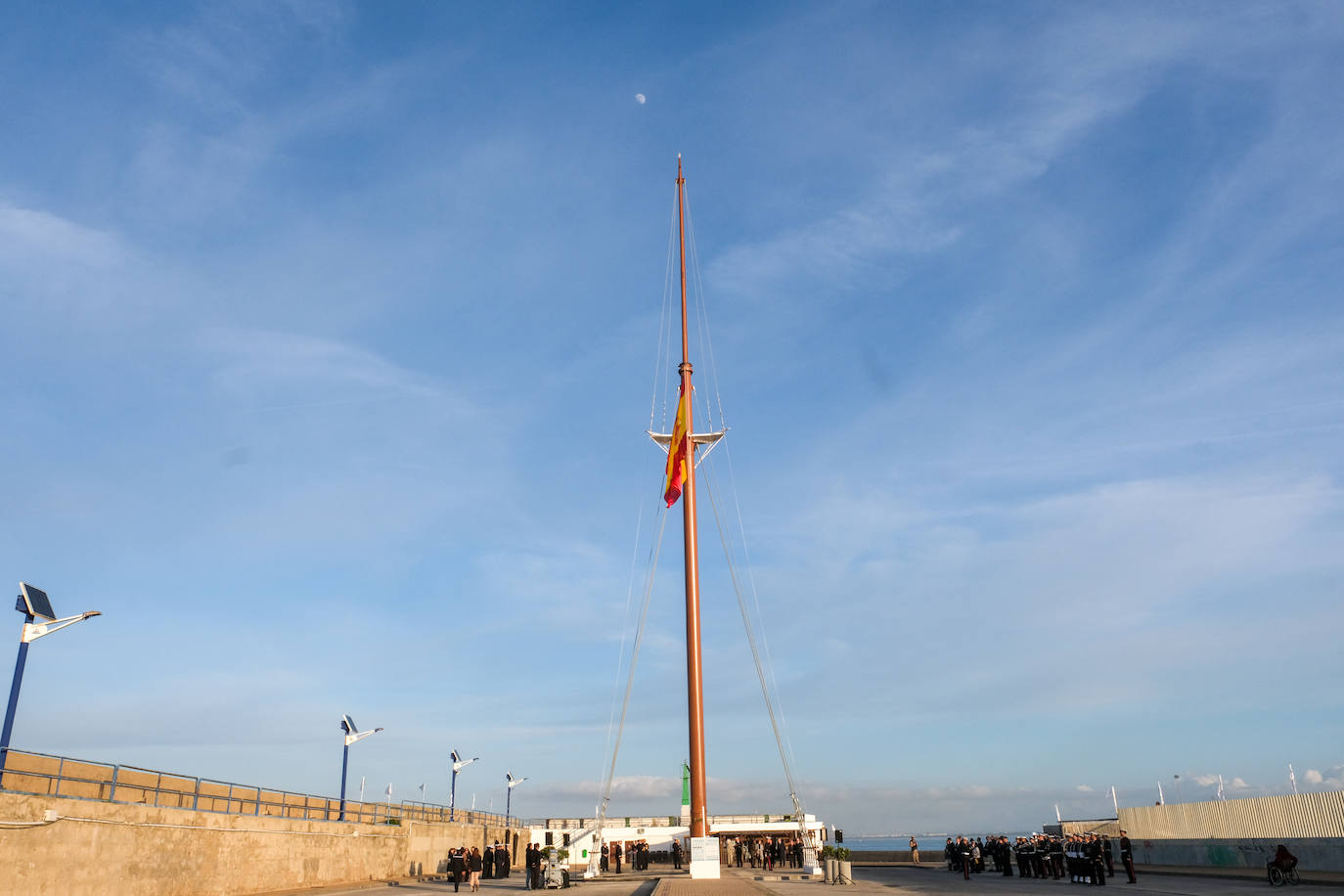 FOTOS: El antiguo palo mesana del &#039;Juan Sebastián de Elcano&#039; ya luce en la Punta San Felipe en Cádiz