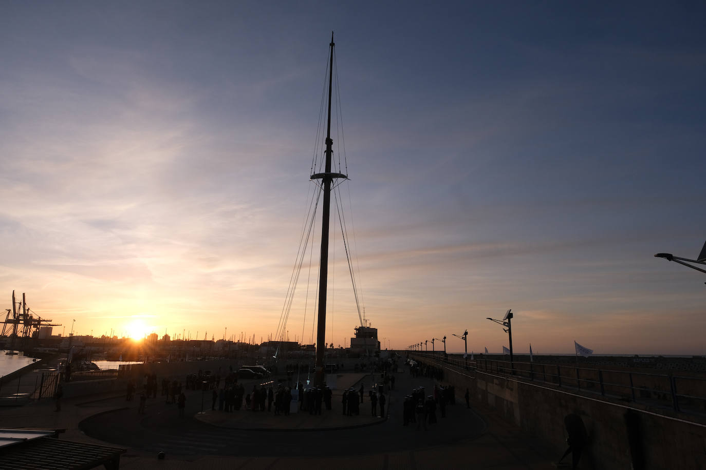 FOTOS: El antiguo palo mesana del &#039;Juan Sebastián de Elcano&#039; ya luce en la Punta San Felipe en Cádiz