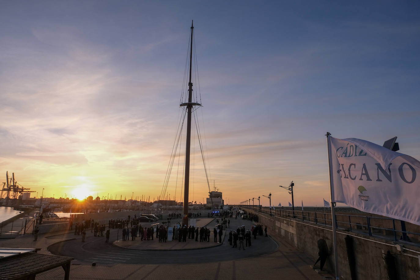 FOTOS: El antiguo palo mesana del &#039;Juan Sebastián de Elcano&#039; ya luce en la Punta San Felipe en Cádiz