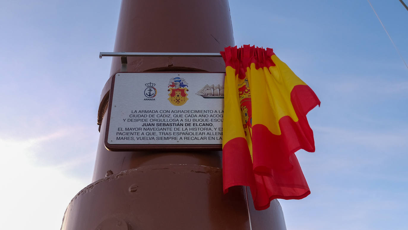 FOTOS: El antiguo palo mesana del &#039;Juan Sebastián de Elcano&#039; ya luce en la Punta San Felipe en Cádiz