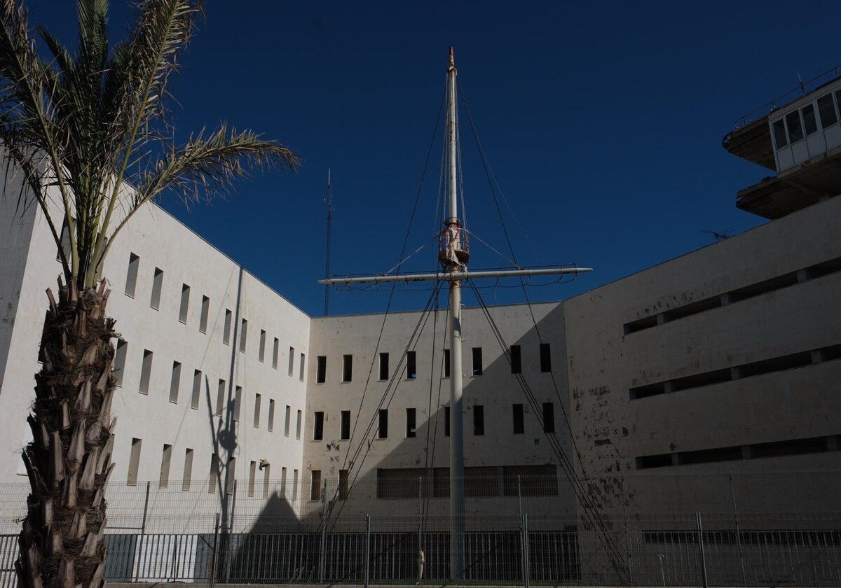 Estado actual del clausurado y abandonado edificio de Náutica, ubicado frente a La Caleta.