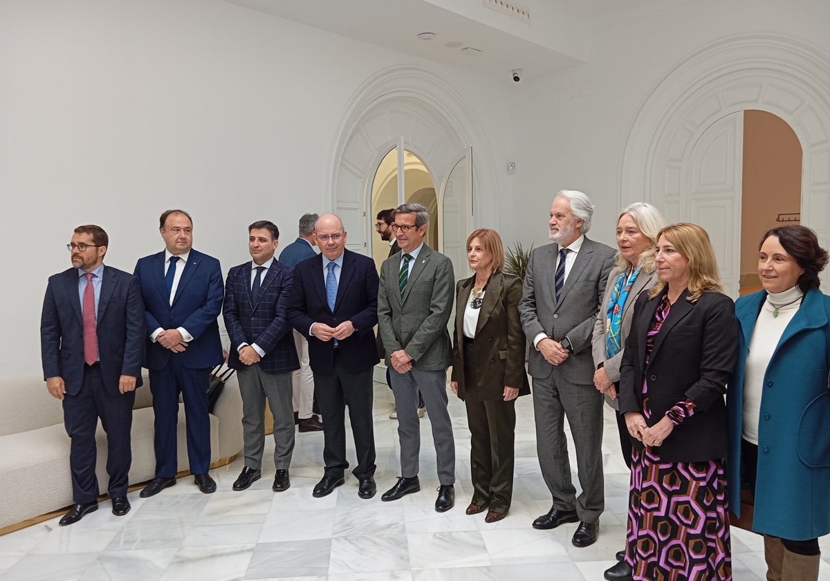 Imagen de familia de las autoridades que han acudido en Jerez a la presentación de las ayudas