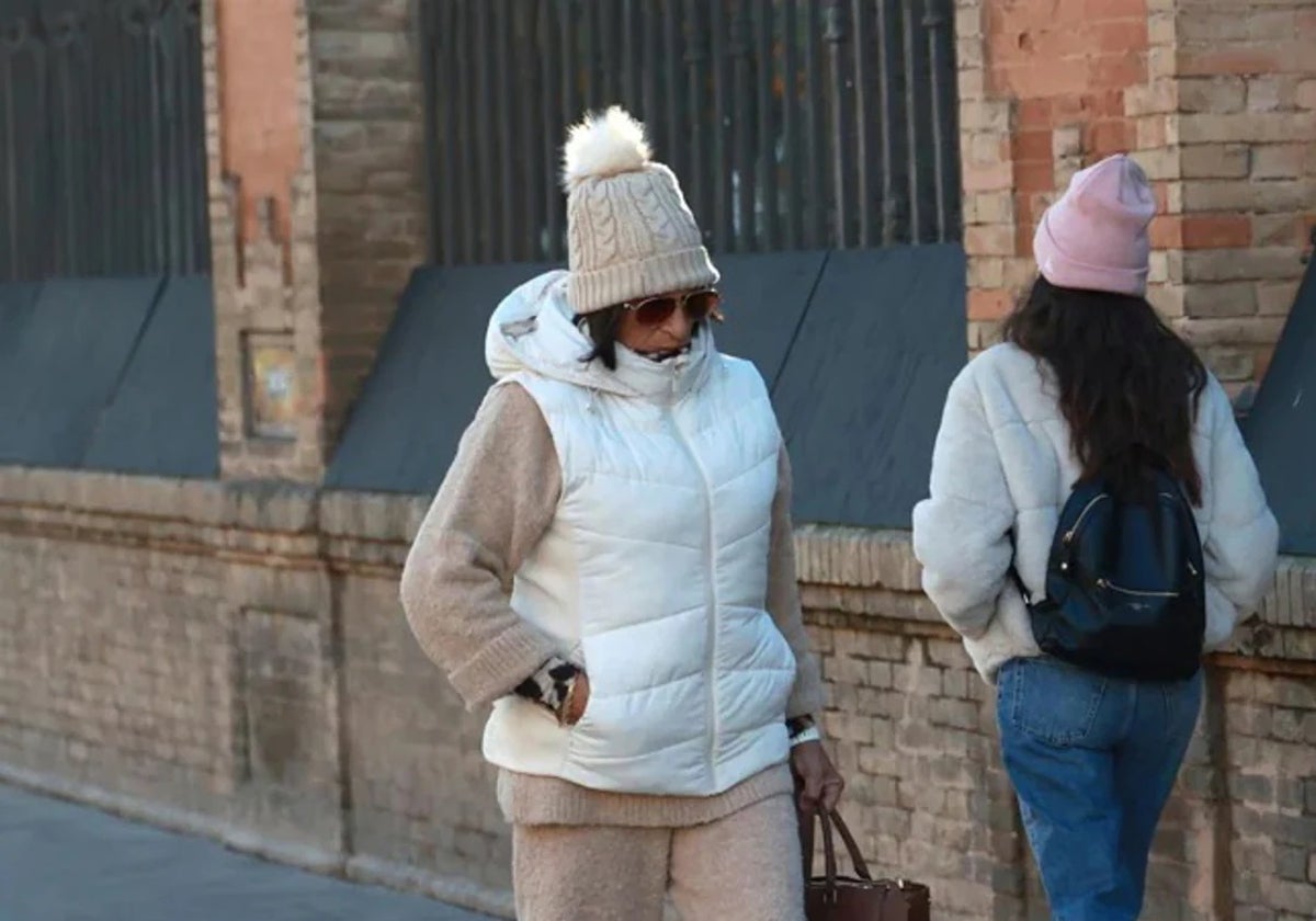 Mujeres abrigadas paseando por la capital gaditana