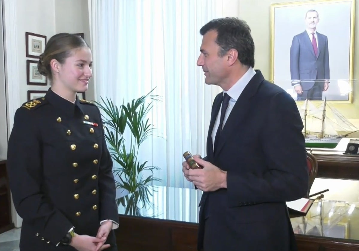 Bruno García entrega un simbólico regalo a la Princesa Leonor: «Para que  tenga siempre el recuerdo de la ciudad de Cádiz»