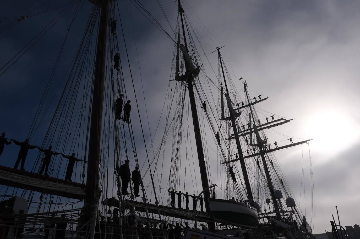 Fotos: Emoción real en una histórica salida del Juan Sebastián de Elcano desde Cádiz