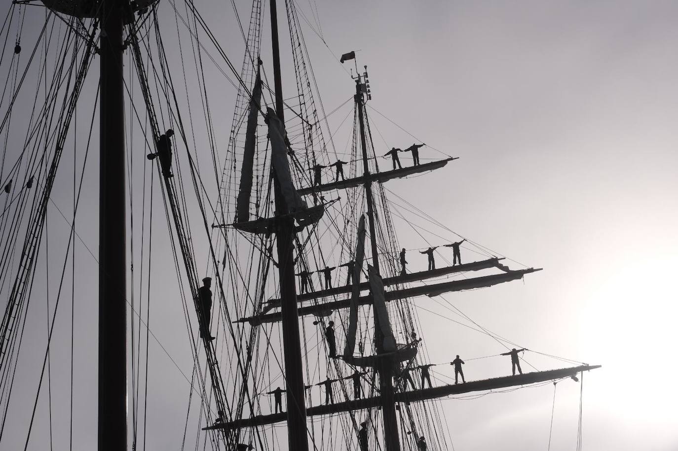 Fotos: Emoción real en una histórica salida del Juan Sebastián de Elcano desde Cádiz