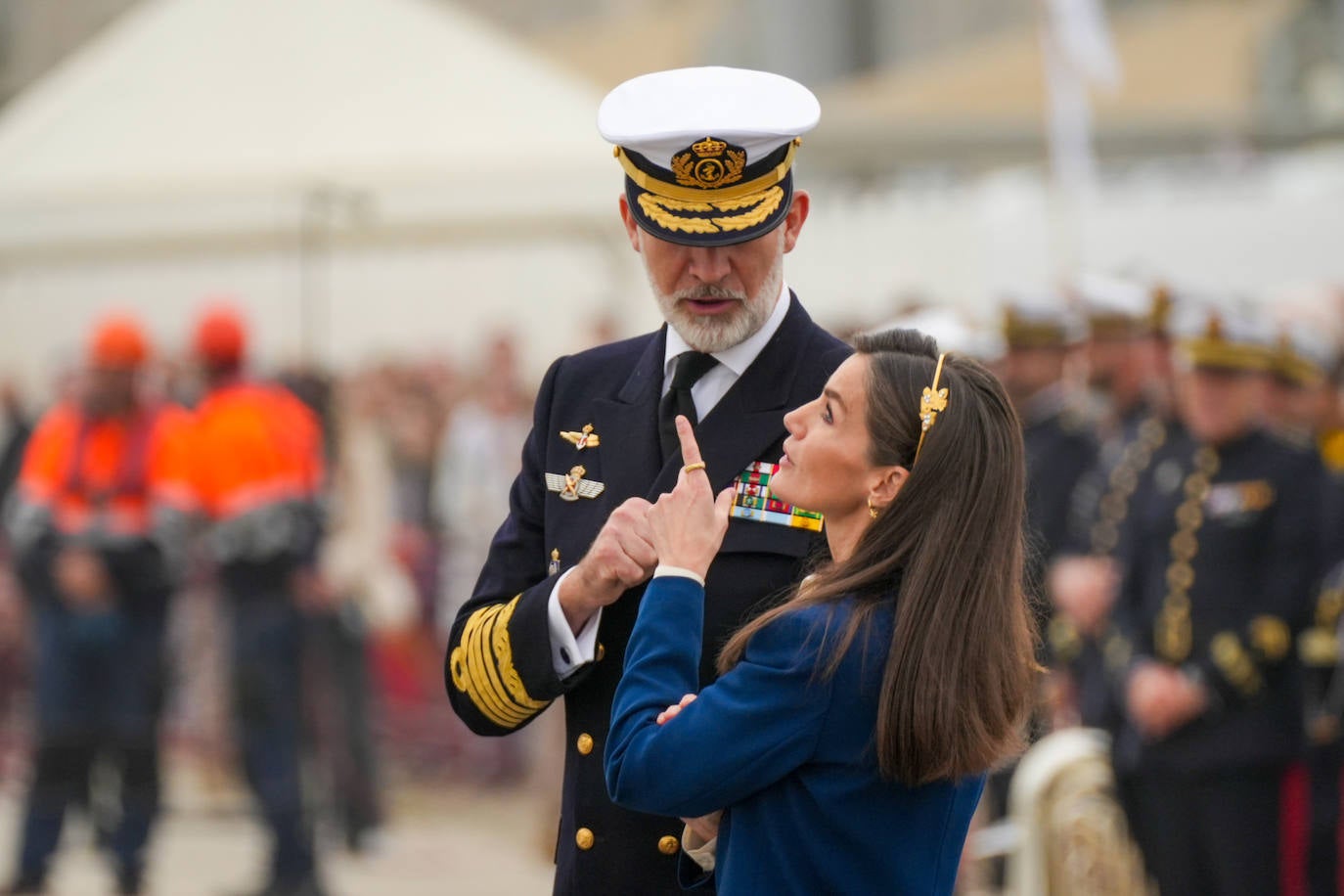 Fotos: Emoción real en una histórica salida del Juan Sebastián de Elcano desde Cádiz