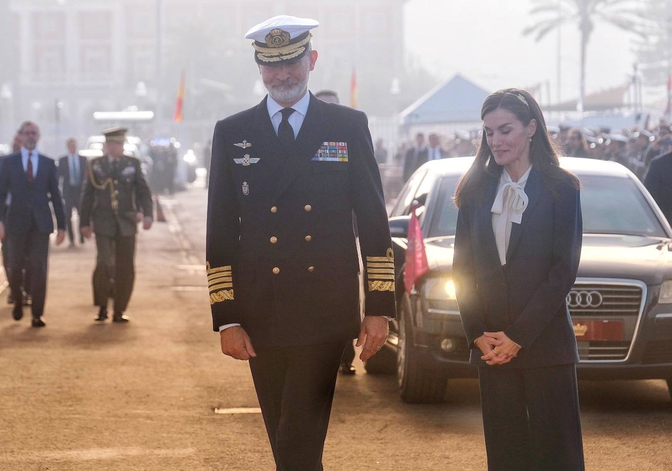 Fotos: Emoción real en una histórica salida del Juan Sebastián de Elcano desde Cádiz