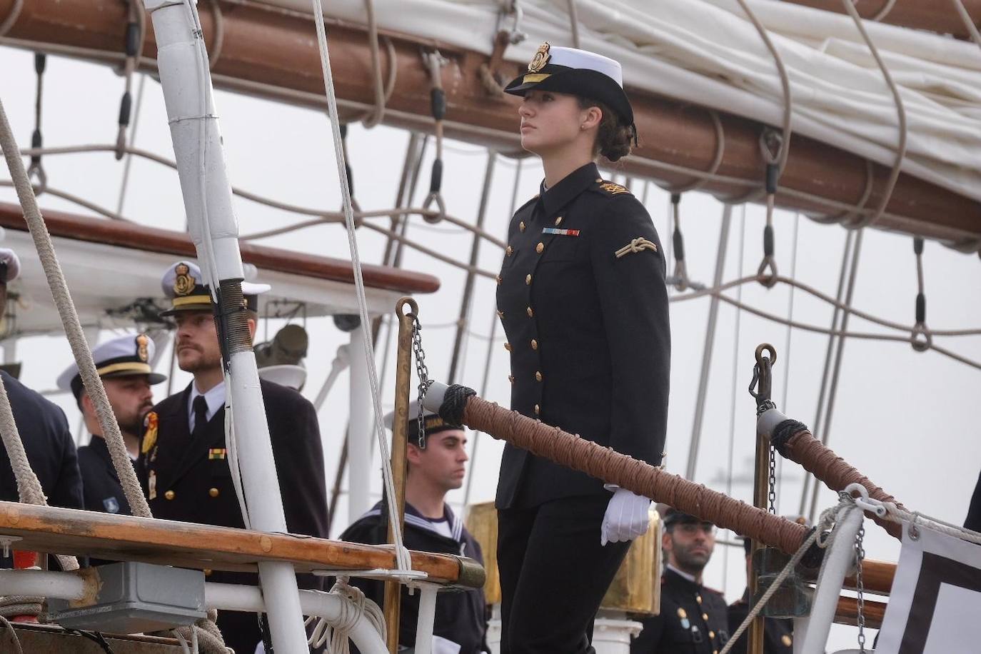 Fotos: Emoción real en una histórica salida del Juan Sebastián de Elcano desde Cádiz