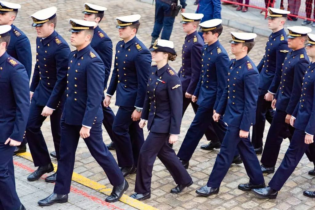 Fotos: Emoción real en una histórica salida del Juan Sebastián de Elcano desde Cádiz