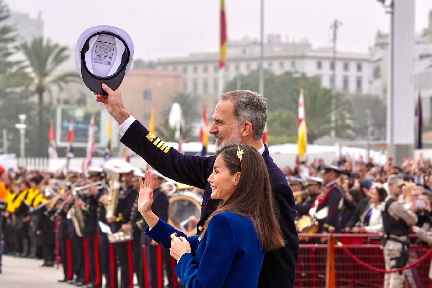 Fotos: Emoción real en una histórica salida del Juan Sebastián de Elcano desde Cádiz