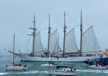 Cádiz despide con honores y una unión indisoluble al Juan Sebastián de Elcano