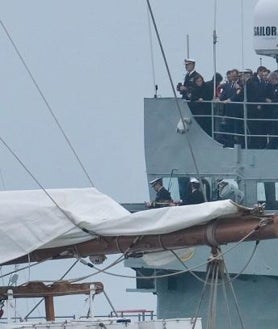 Imagen secundaria 2 - Cádiz despide con honores y una unión indisoluble al Juan Sebastián de Elcano