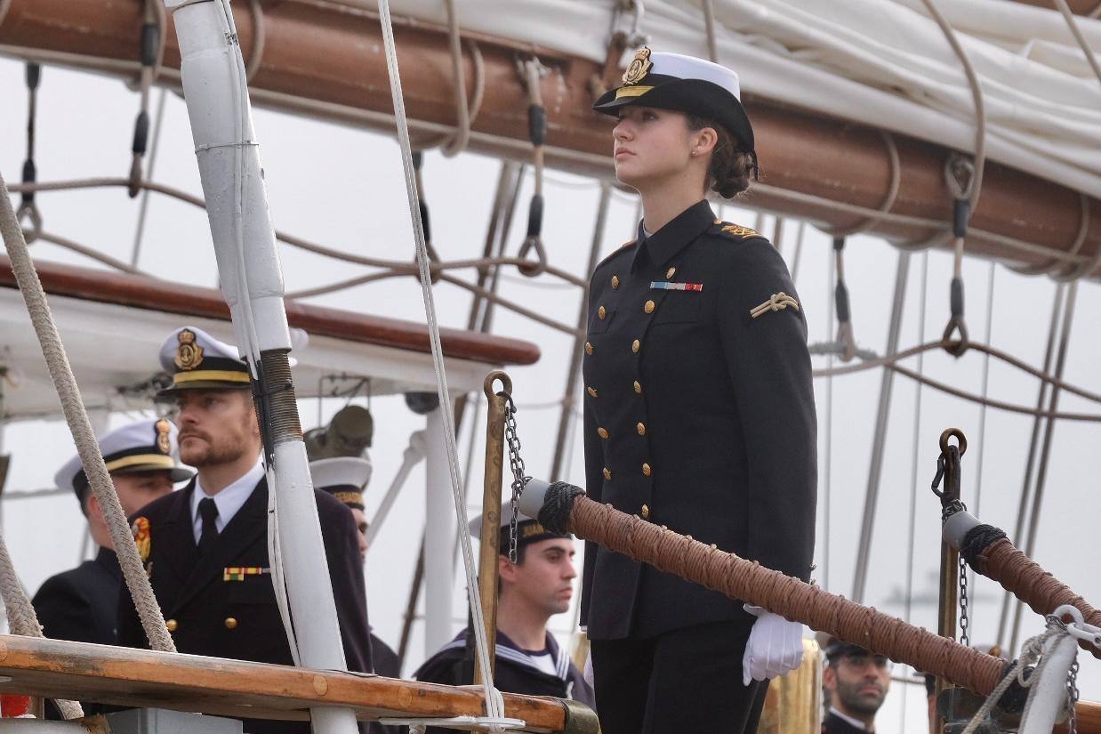 Fotos: Emoción real en una histórica salida del Juan Sebastián de Elcano desde Cádiz