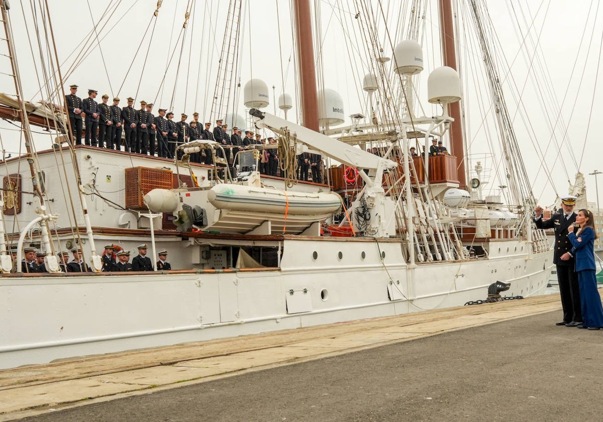 Fotos: Emoción real en una histórica salida del Juan Sebastián de Elcano desde Cádiz