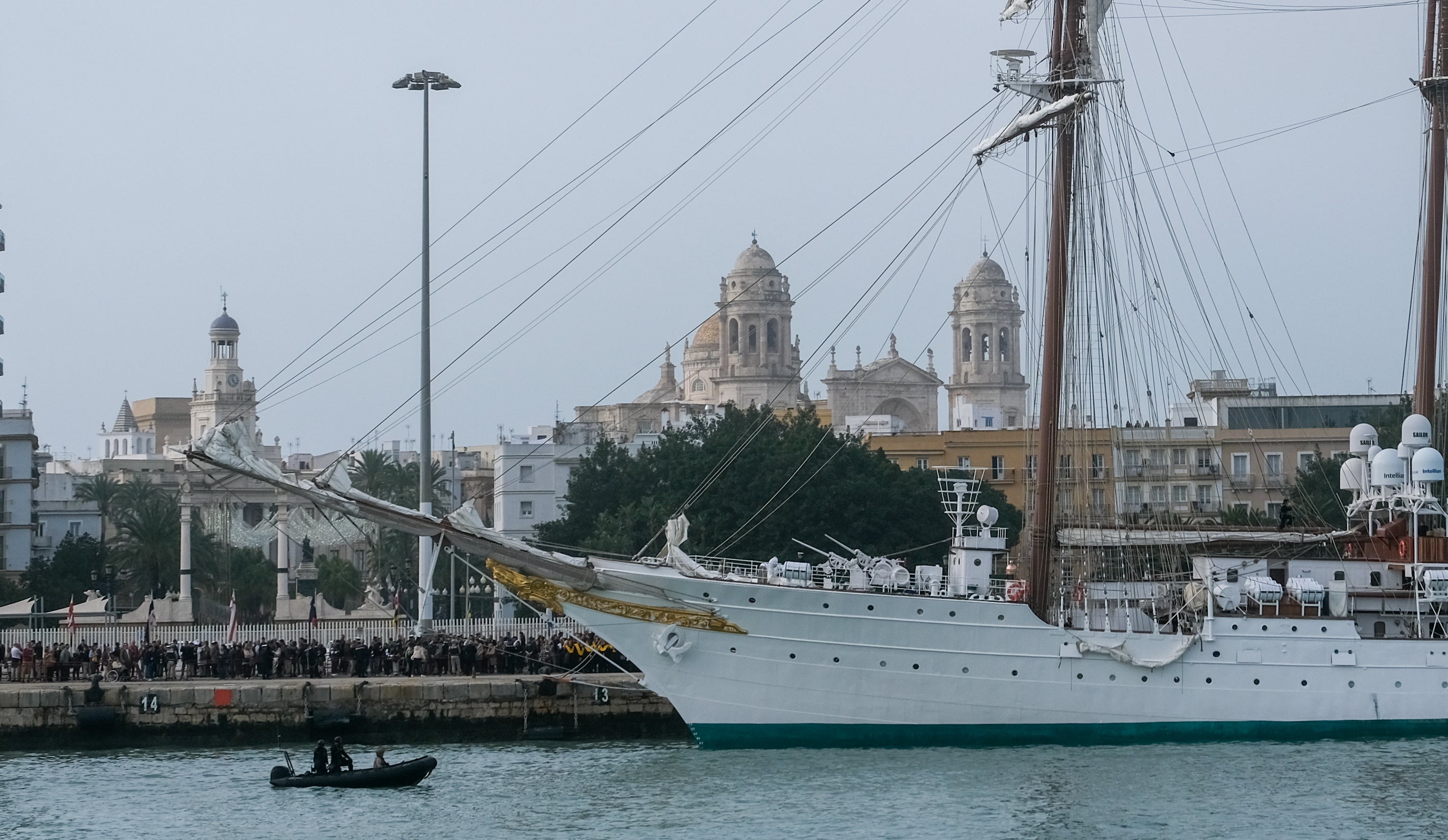 Imágenes de un día histórico en Cádiz: la Princesa Leonor ya navega en el Juan Sebastián de Elcano