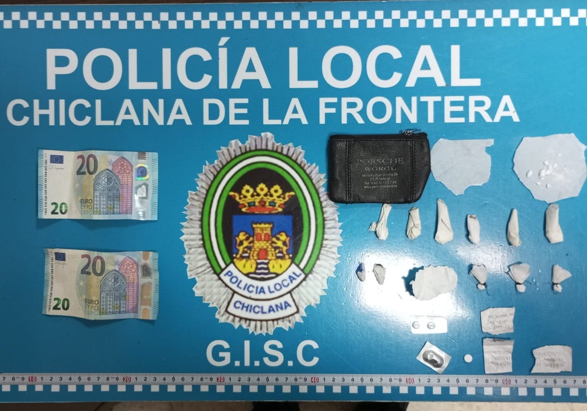 Intenta huir de la policía en Chiclana tras tirar en plena calle la cocaína y heroína que llevaba