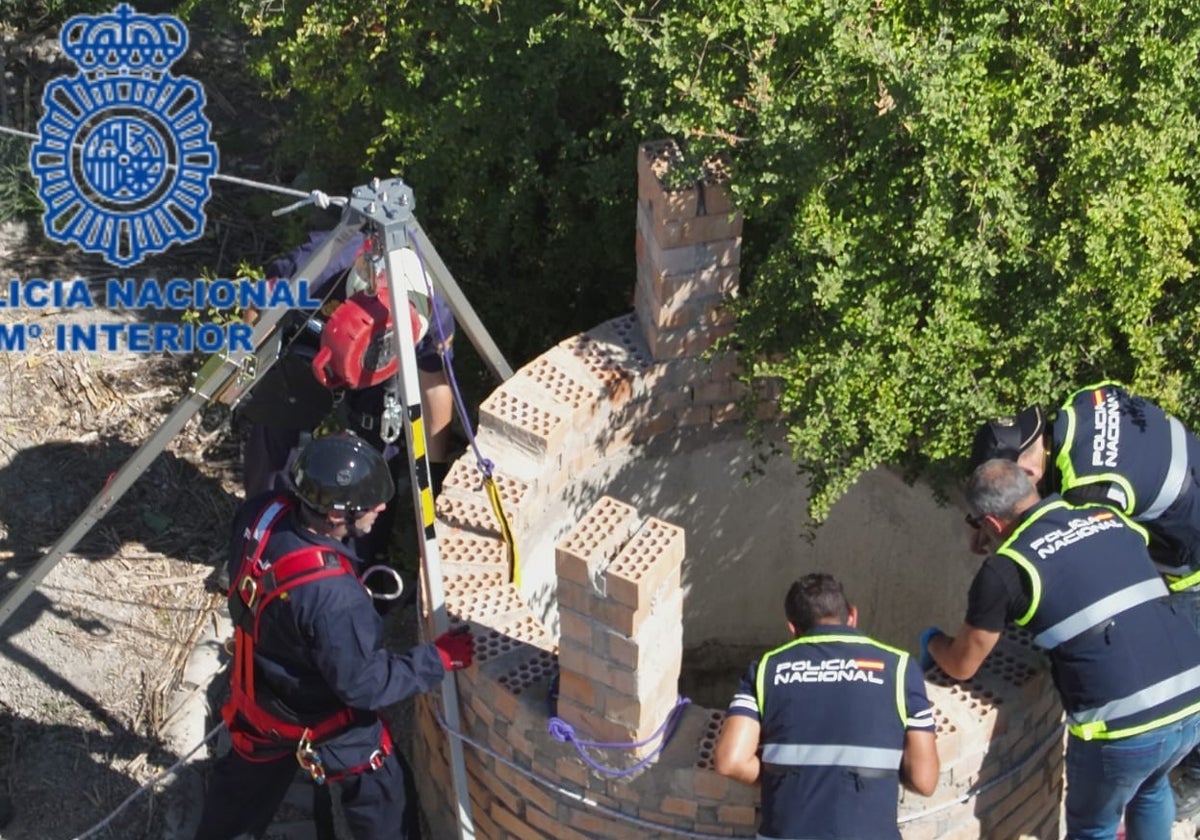 Los agentes sacan el cuerpo de Buran del pozo donde fue tirado en Jerez.