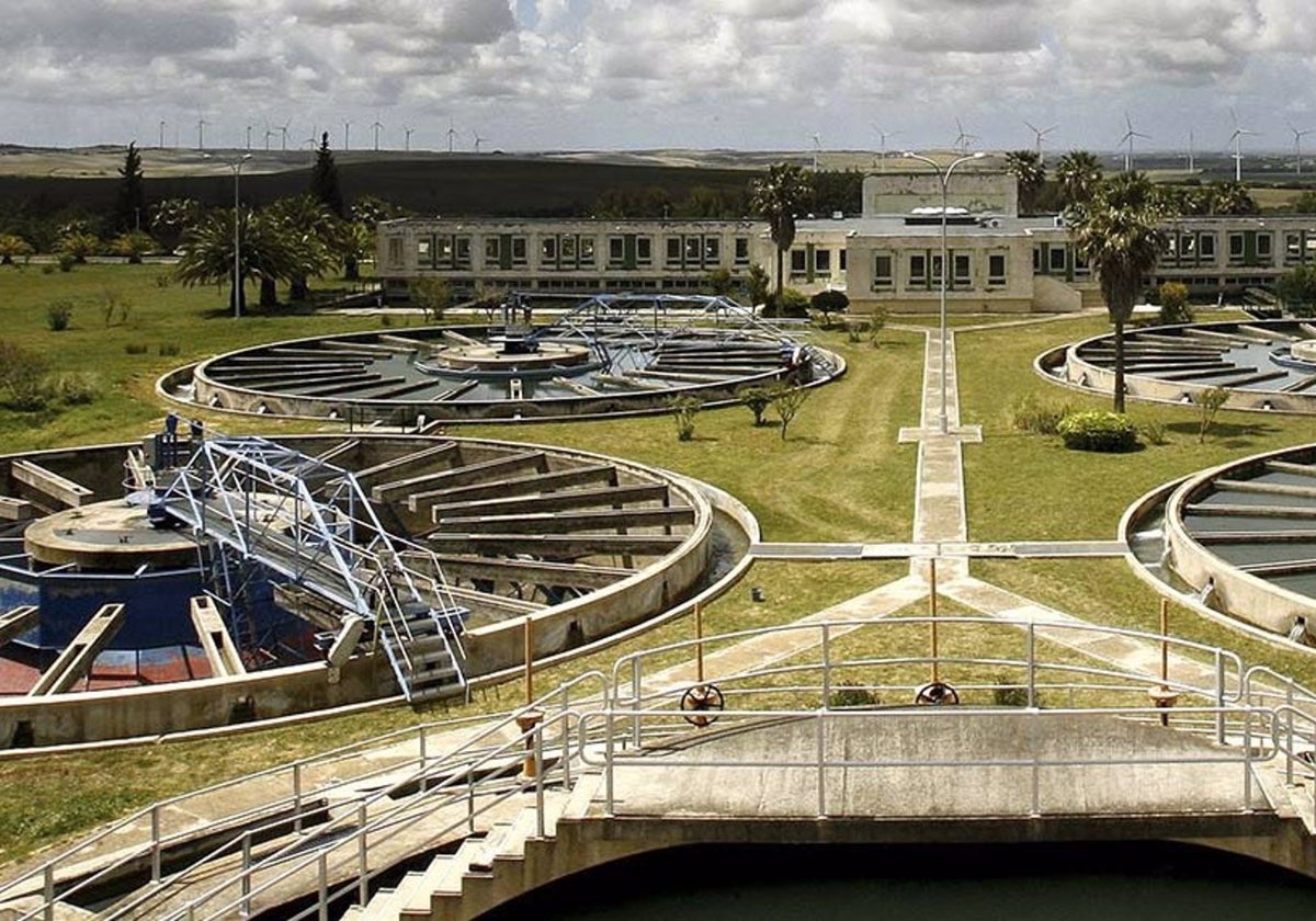 La rotura de una tubería de agua deja sin suministro a viviendas de la zona este y sur de Jerez