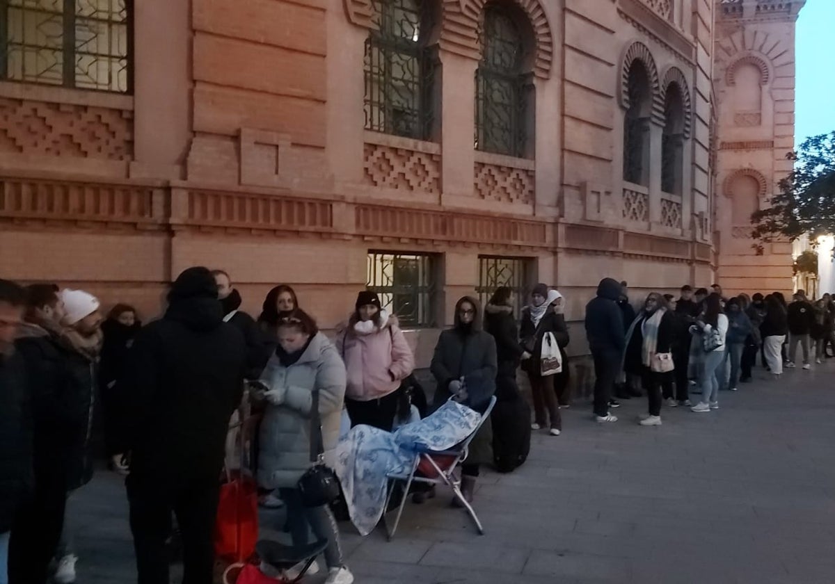 Colas en el Gran Teatro Falla.