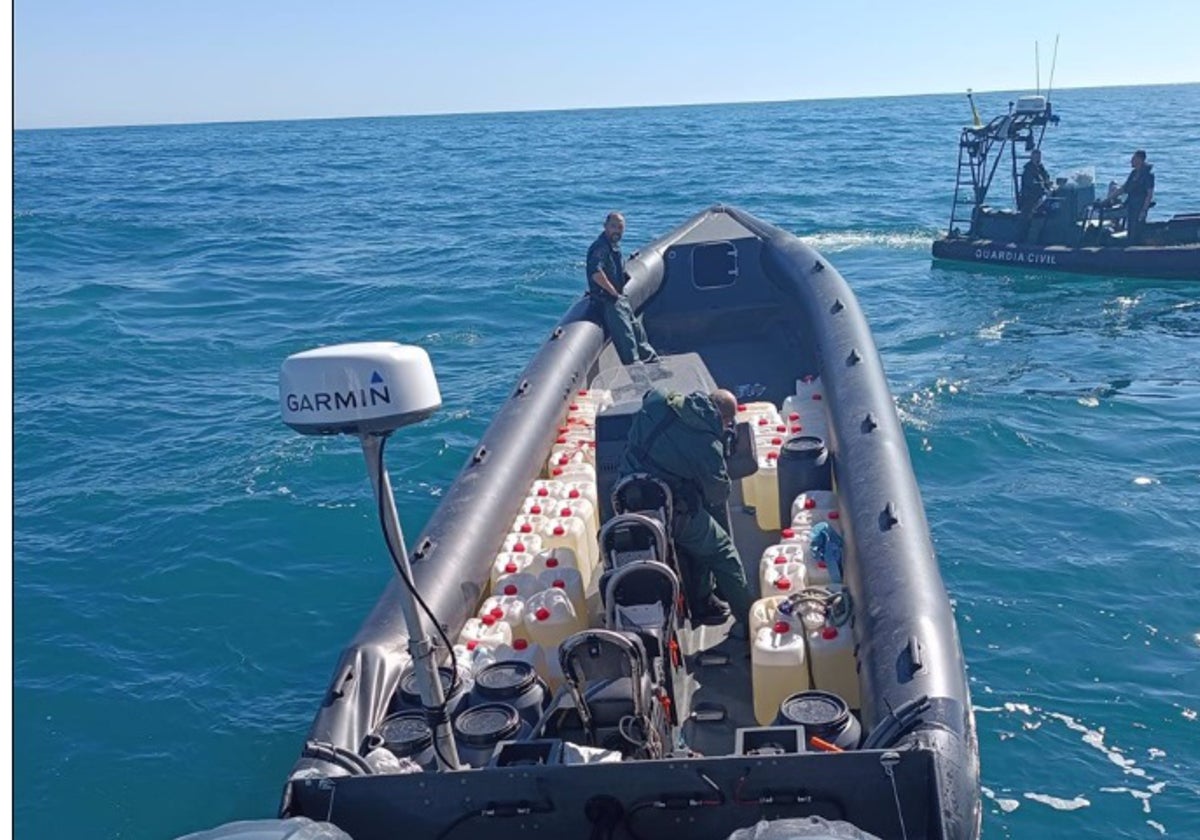 Caen al agua cuando abastecían a narcolanchas en el río Barbate y tienen que ser rescatados