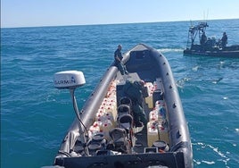 Caen al agua cuando abastecían a narcolanchas en el río Barbate y tienen que ser rescatados