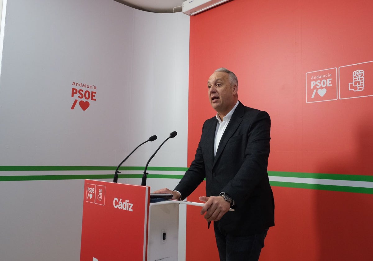 Juan Calos Ruiz Boix, este lunes en rueda de prensa en la sede provincial del PSOE de Cádiz.