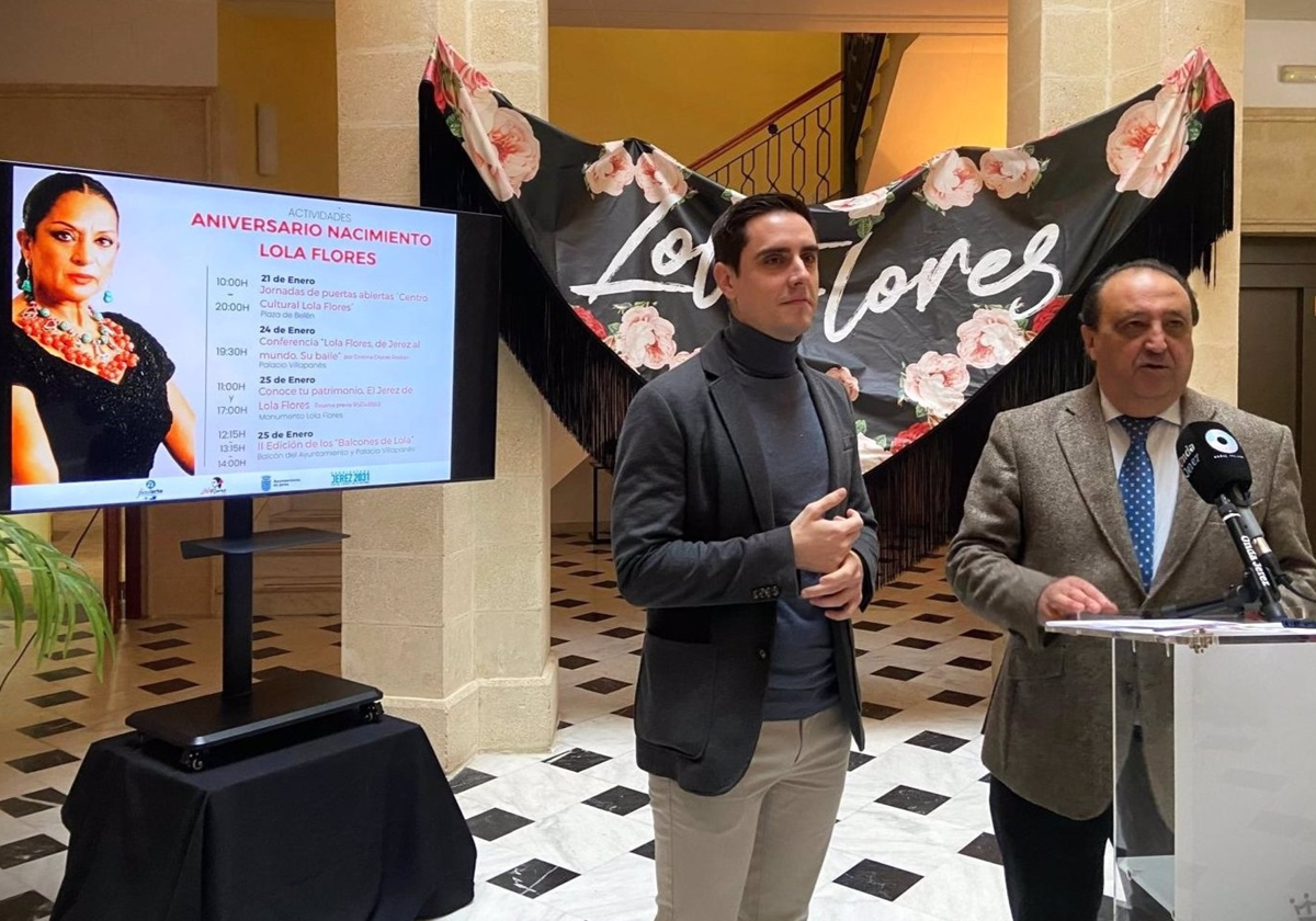 Jaime Espinar y Francisco Zurita presentando las actividades por el aniversario del nacimiento de Lola Flores.