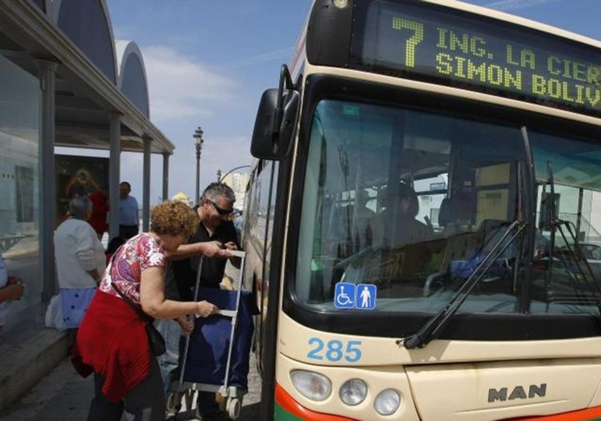 Autobús urbano de la línea 7 de Cádiz.