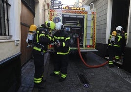 Una persona mayor sufre quemaduras en el incendio de una vivienda en el centro de Cádiz