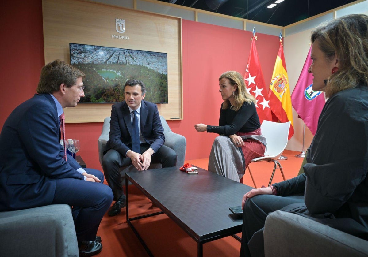 Bruno García y Maite González con José Luis Martínez-Almeida en Fitur.