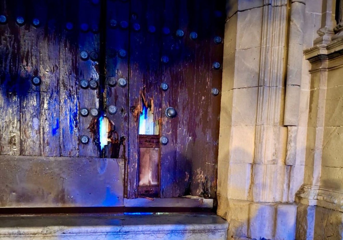 Estado de la puerta de la iglesia de San Miguel tras el pequeño incendio.