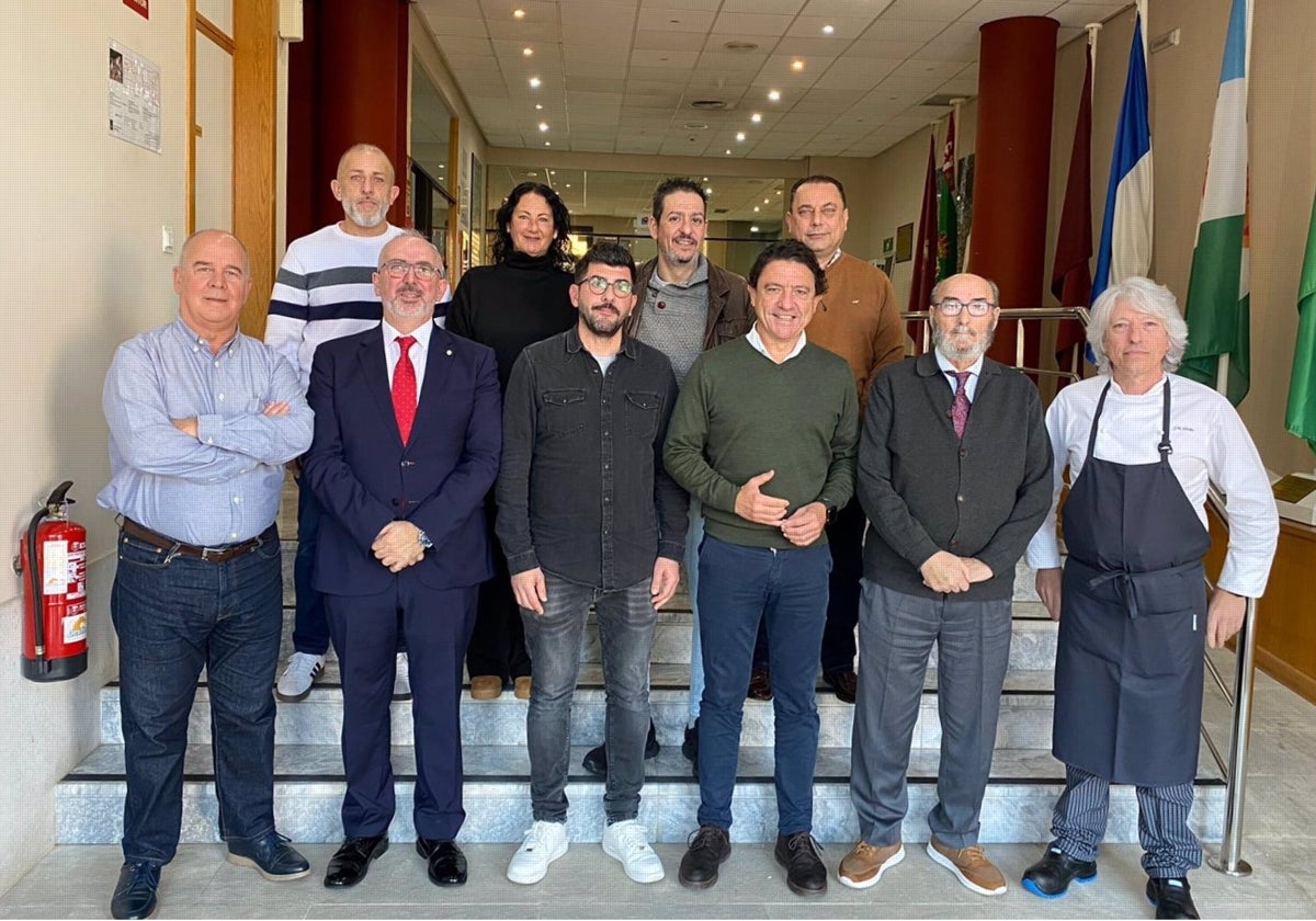 El delegado de Empleo, Empresa y Trabajo Autónomo, Daniel Sánchez, junto con profesionales del gremio de sala esta semana.