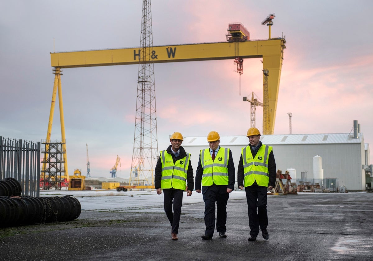 Ejecutivos de Navantia y el astillero inglés en el complejo naval irlandés