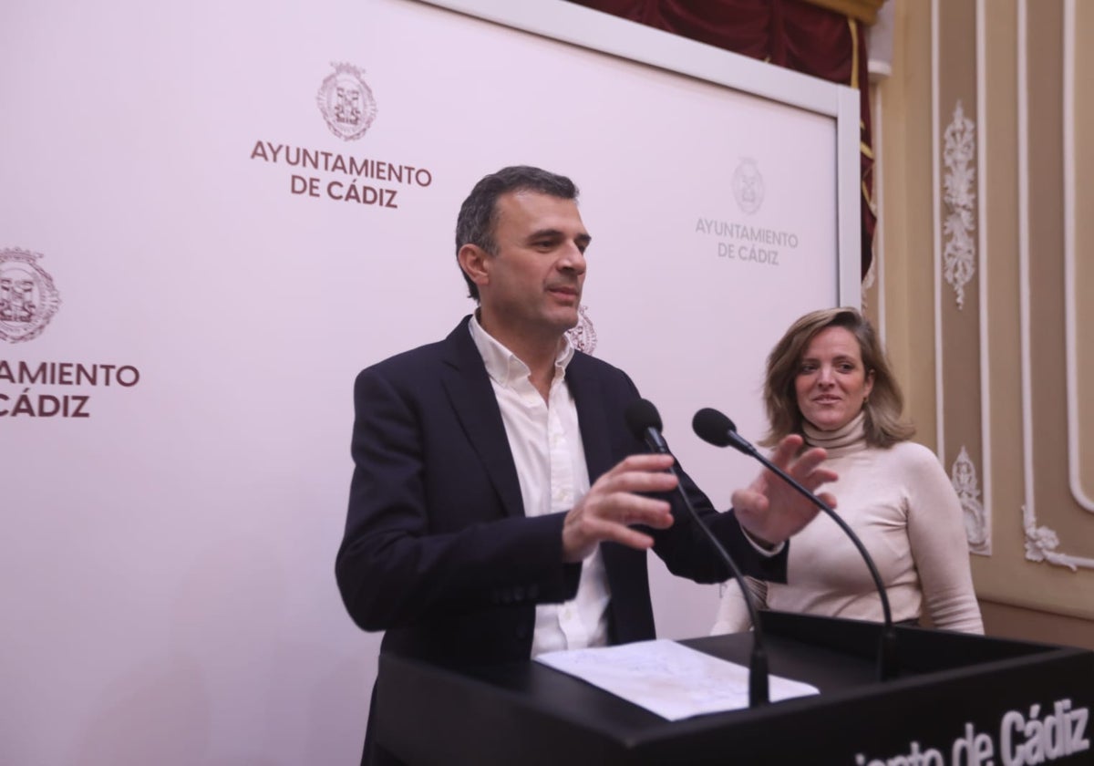 Momento de la intervención del alcalde de Cádiz y de la responsable del área de Hacienda