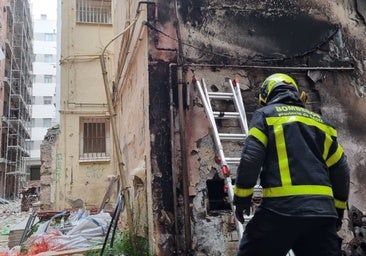 Un incendio en la avenida Ana de Viya en Cádiz provoca una fuga de gas