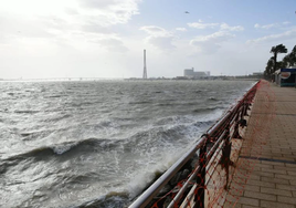 El tiempo: Cádiz esquiva la dureza de la borrasca Ivo que se ceba en el Cantábrico que está en alerta roja