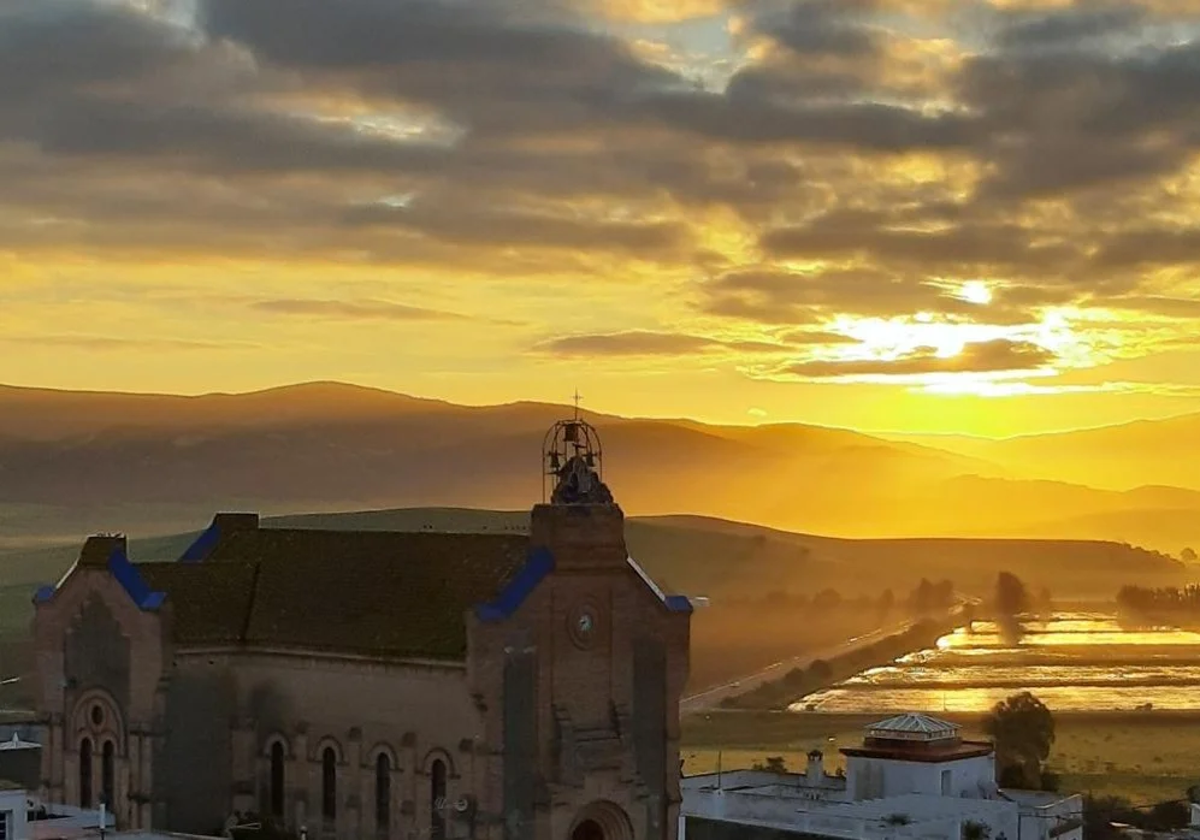 Imagen de un atardecer en Benalup