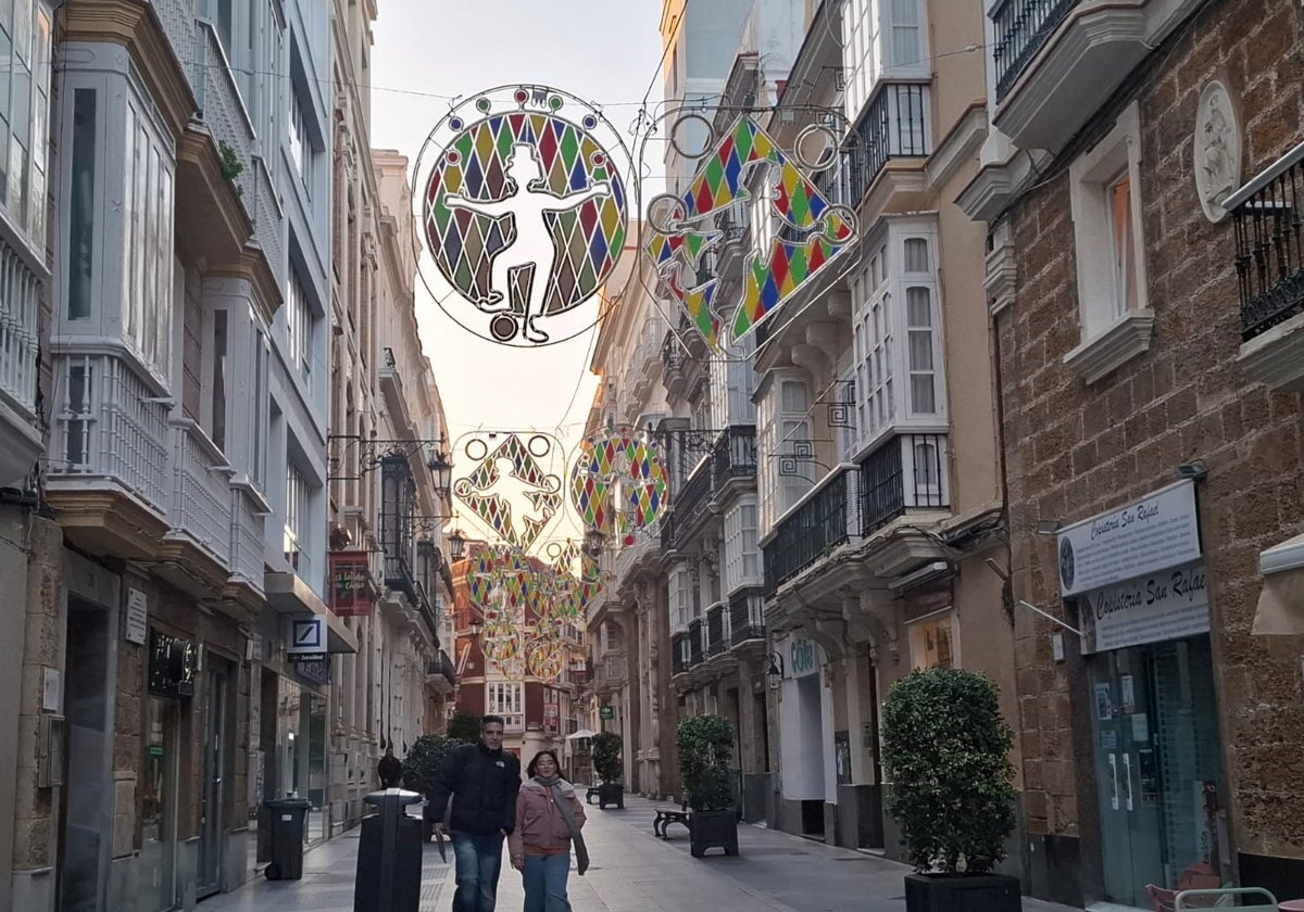 Las luces de Carnaval ya están instaladas en la calle Ancha de Cádiz