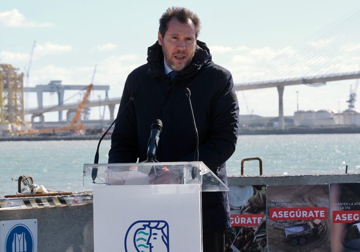 El ministro Óscar Puente, desde el atril en la visita a las obras en Cádiz.