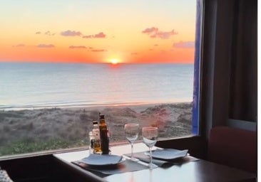 El restaurante con las mejores vistas del mar al atardecer está en esta playa de Cádiz: «Imagínate una cena aquí...»