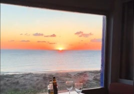 El restaurante con las mejores vistas del mar al atardecer está en esta playa de Cádiz: «Imagínate una cena aquí...»