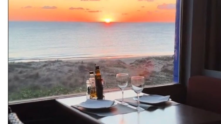 El restaurante con las mejores vistas del mar al atardecer está en esta playa de Cádiz: «Imagínate una cena aquí...»