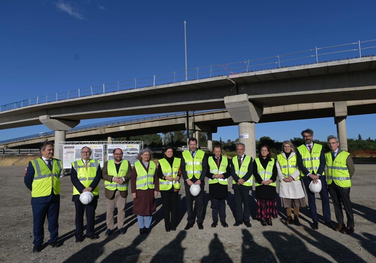 Óscar Puente visita las obras del enlace de Tres Caminos dentro de su visita a Cádiz